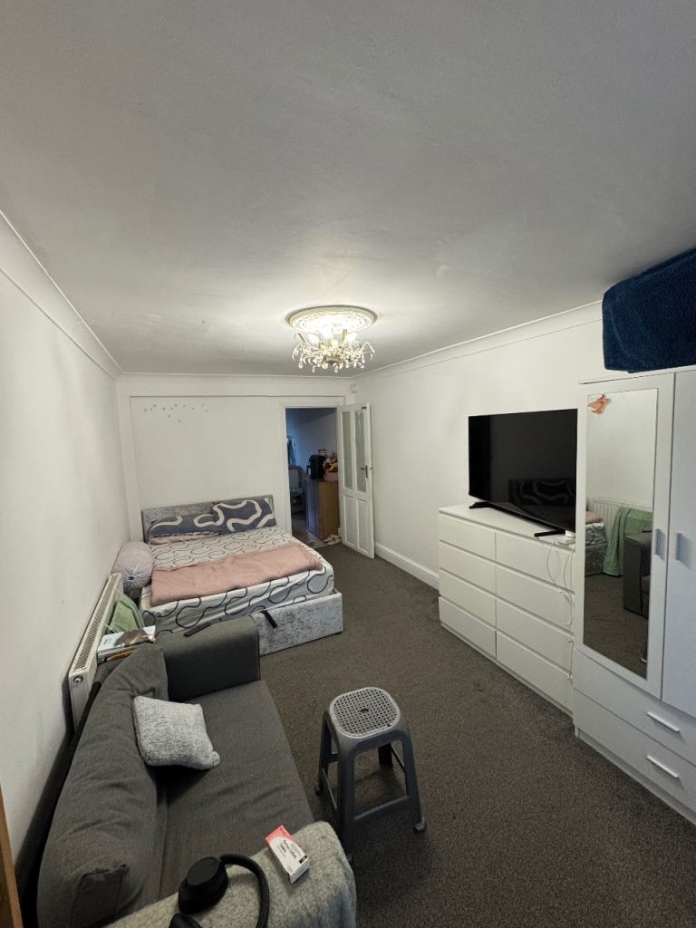 1 BEDROOM STUDIO TO RENT REDBRIDGE WITH SEPARATE ENTRANCE AND WASHING