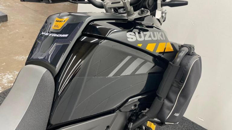 SUZUKI DL1050 TOUR ** FULL LUGGAGE - ENGINE BARS - 12 MONTHS MOT **