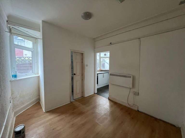 Self Contained Studio Apartment, Golders Green Road, NW11 