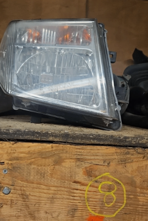 NISSAN PATHFINDER HALOGEN HEADLIGHT DRIVER SIDE MK3 R51 26010-EB30B
