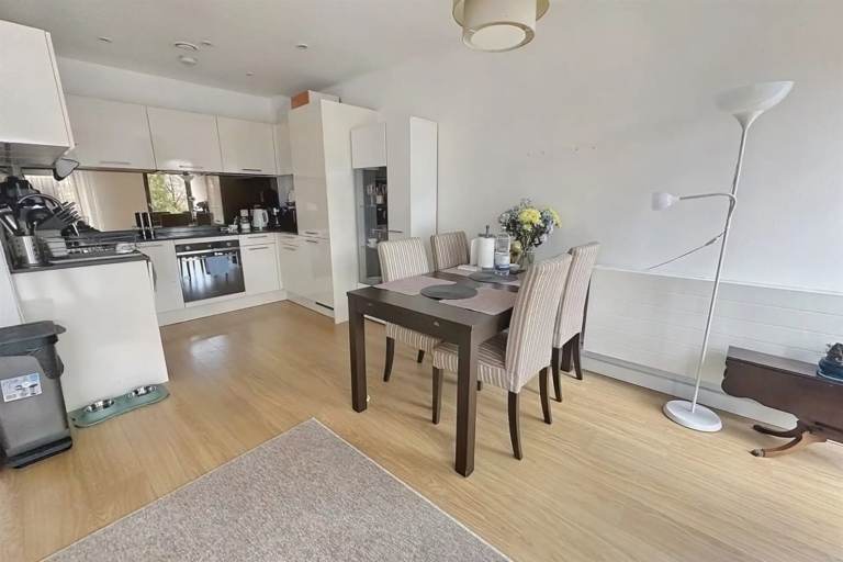 Modern 2-Bedroom Flat with Parking | Great Location! | Bournemouth, BH1 1AR