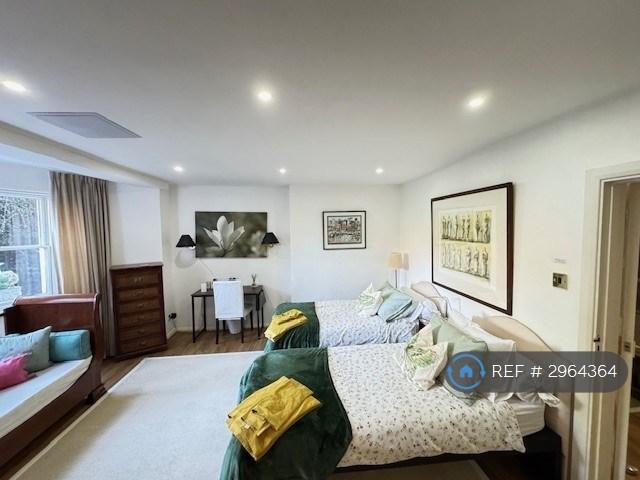 2 bedroom flat in Maze Hill Entrance, London, SE3 (2 bed) (#2964364)