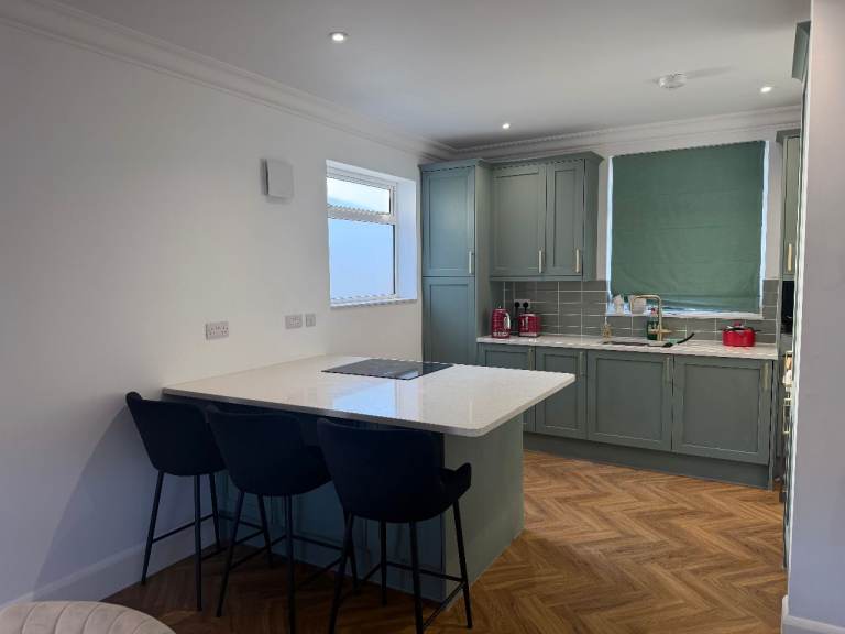 Newly Renovated 4-Bed House Near B/Uni - Bedroom 1 