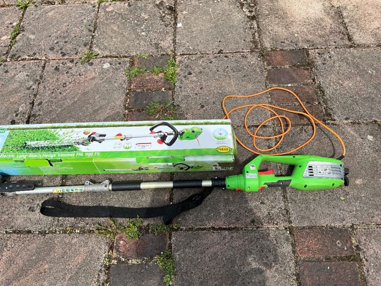 Telescopic Electric Hedge Trimmer – Good Condition