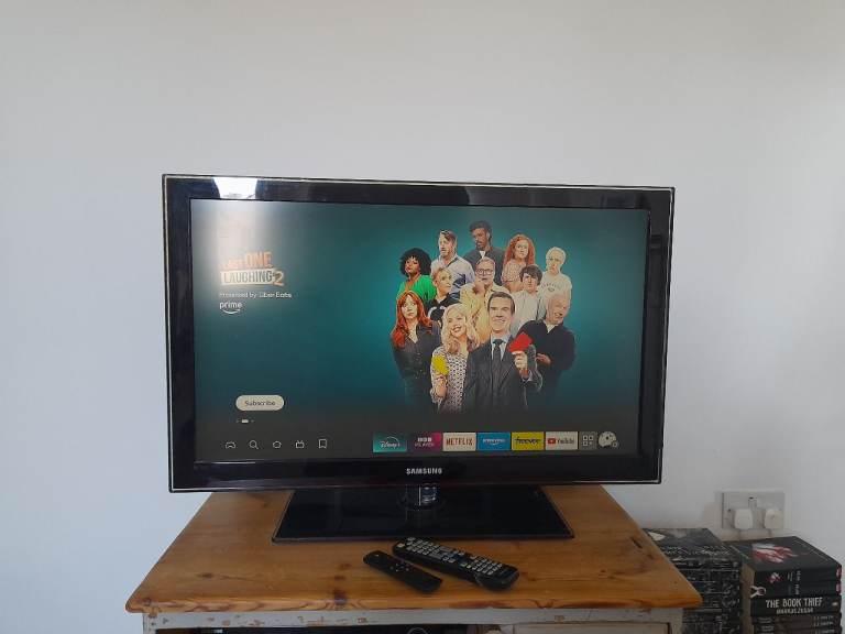 SAMSUNG 42" SMART TV WITH REMOTE