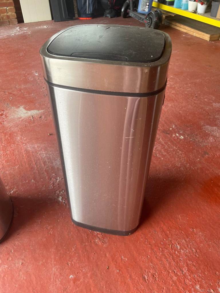 Immaculate Silver Metal rubbish Bin - As Good As New!