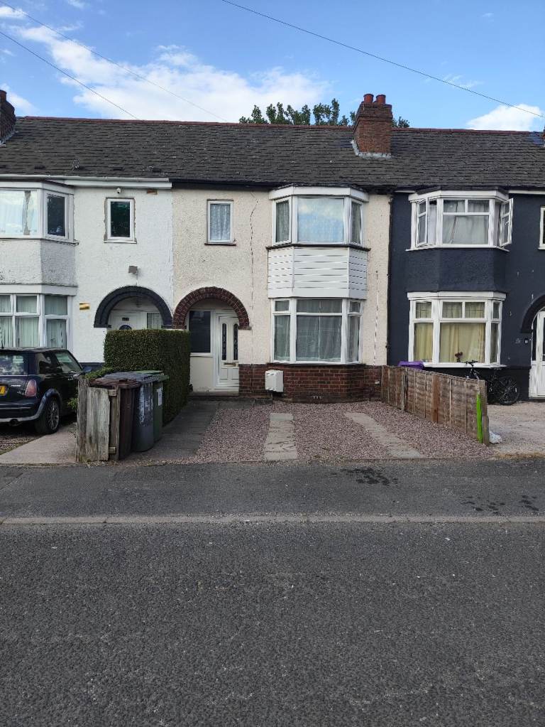 3 bed house with upstairs bathroom in WV10 area