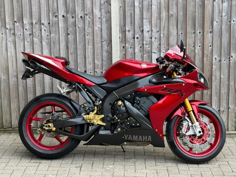 YAMAHA YZF R1 2005 SUPER SPORT + THOUSANDS POUNDS OF EXTRAS 