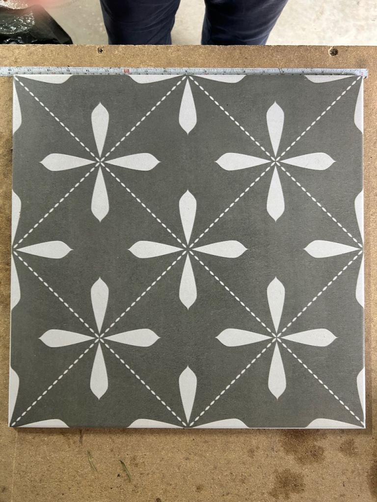 Floor/wall tiles