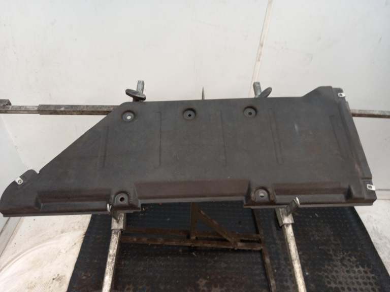 2025 Landrover Range Rover Evoque Undertray/Light Surr L8d2117b24ab