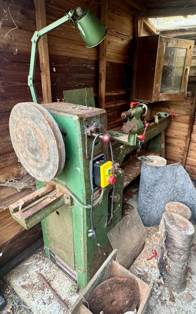 Dominion Woodturning Lathe - old-school solid machine