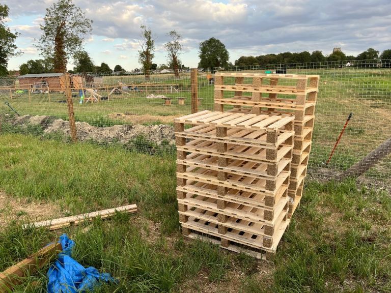 2x3ft joblot of new pallets, delivery is possible, £3 each