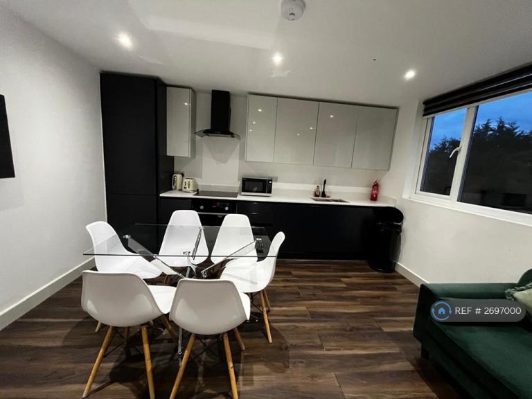 3 bedroom flat in Finchley Road, London, NW11 (3 bed) (#2697000)