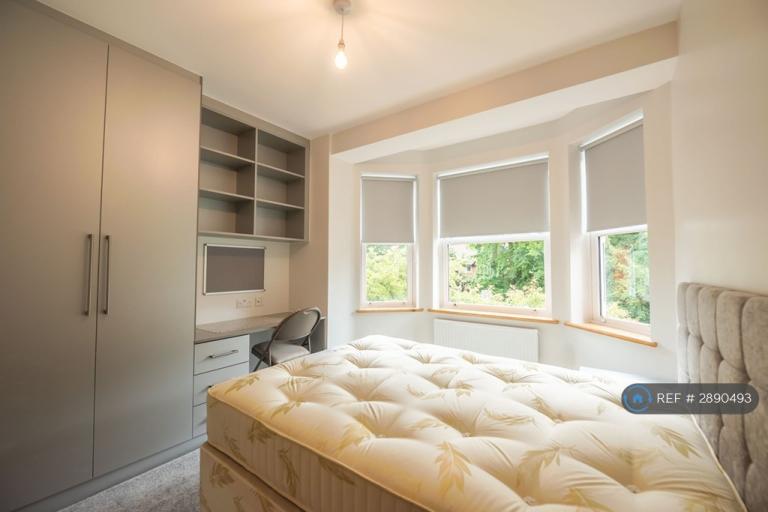 5 bedroom house in Blenheim Gardens, Reading, RG1 (5 bed) (#2890493)