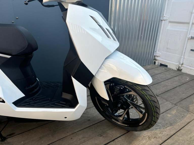 Peugeot Tweet 125 Automatic Twist and Go Scooter PCX125 NMAX