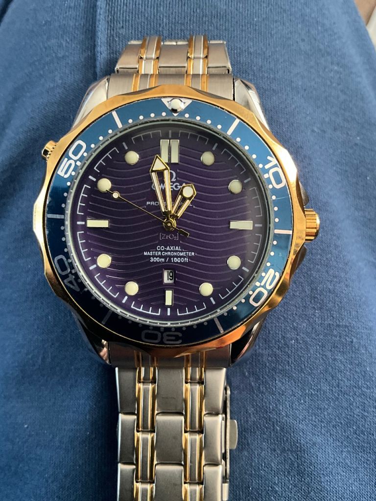 BRAND NEW JAMES BOND STYLE AUTOMATIC WATCH.  can be posted this watch is stunning