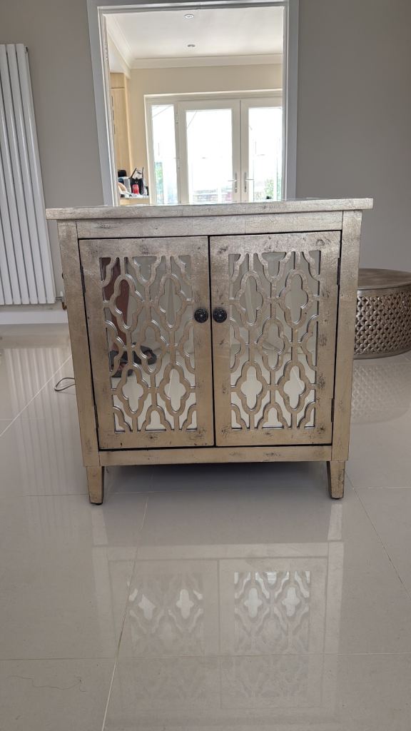 Small Wooden Cabinet with Mirrored Doors – Good Condition