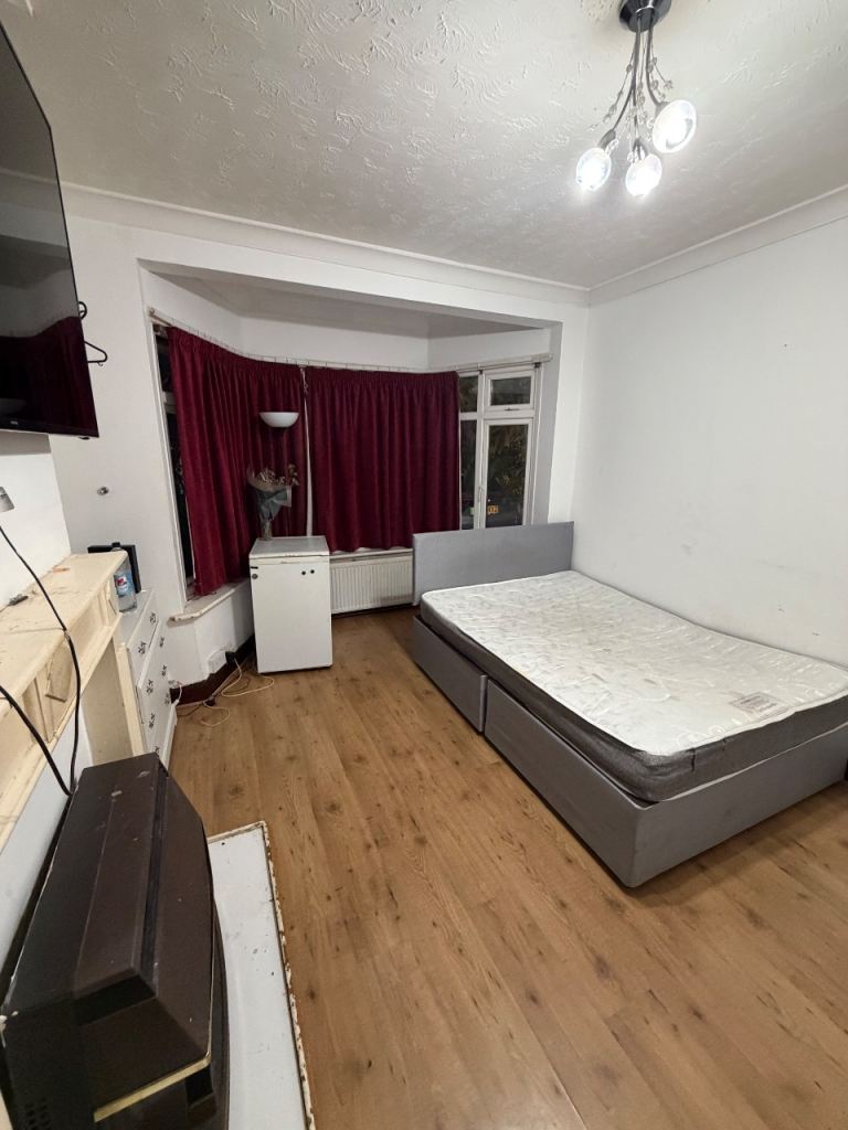 Spacious Double Room in Catford – £800 PCM – ALL BILLS INCLUDED – Great Transport Links