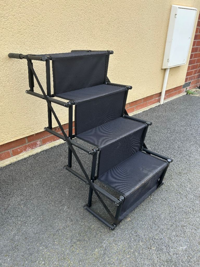 Compact extendable car steps for dogs