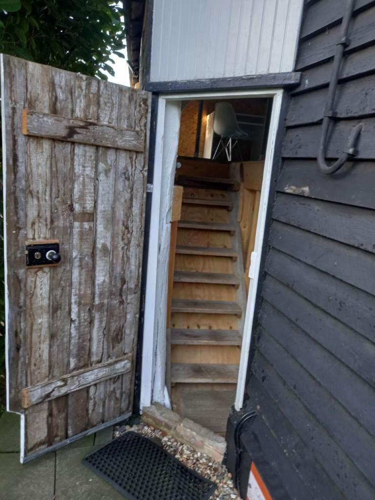 Office/Studio/Unit to let in cental location.