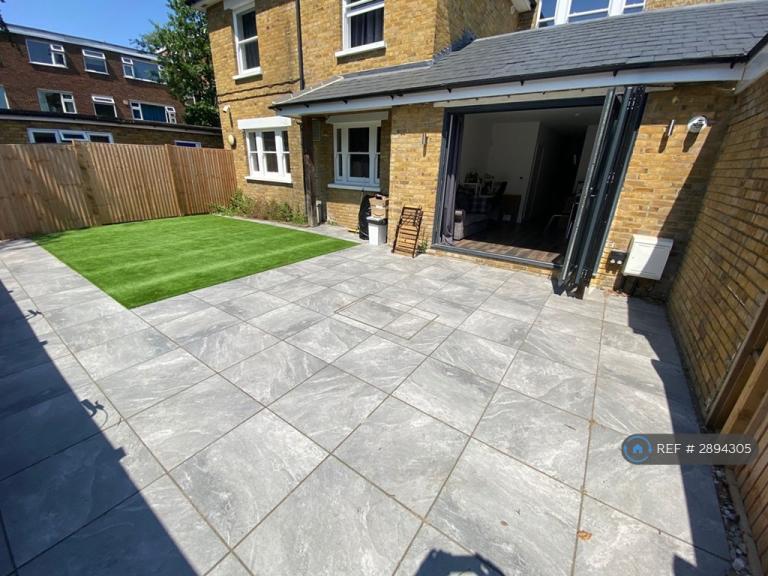 2 bedroom flat in Warham Road, South Croydon East Croydon, Victoria, Purley,, (2 bed) (#2894305)