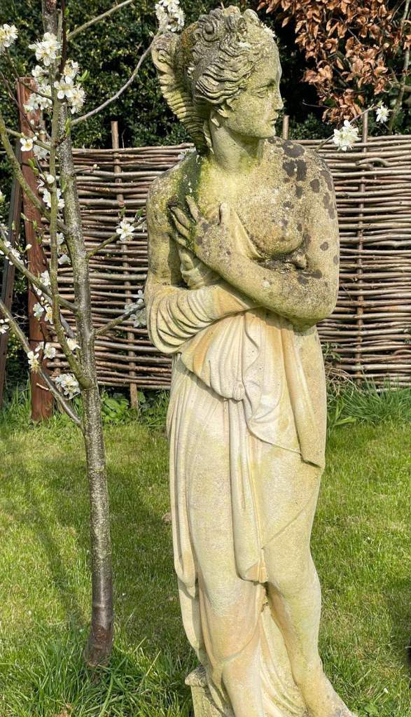 Venus Bathing Statue. 