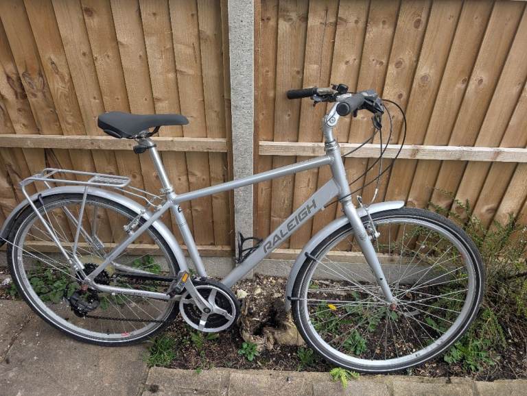 Raleigh Pioneer Tour Hybrid Bike – Good Condition