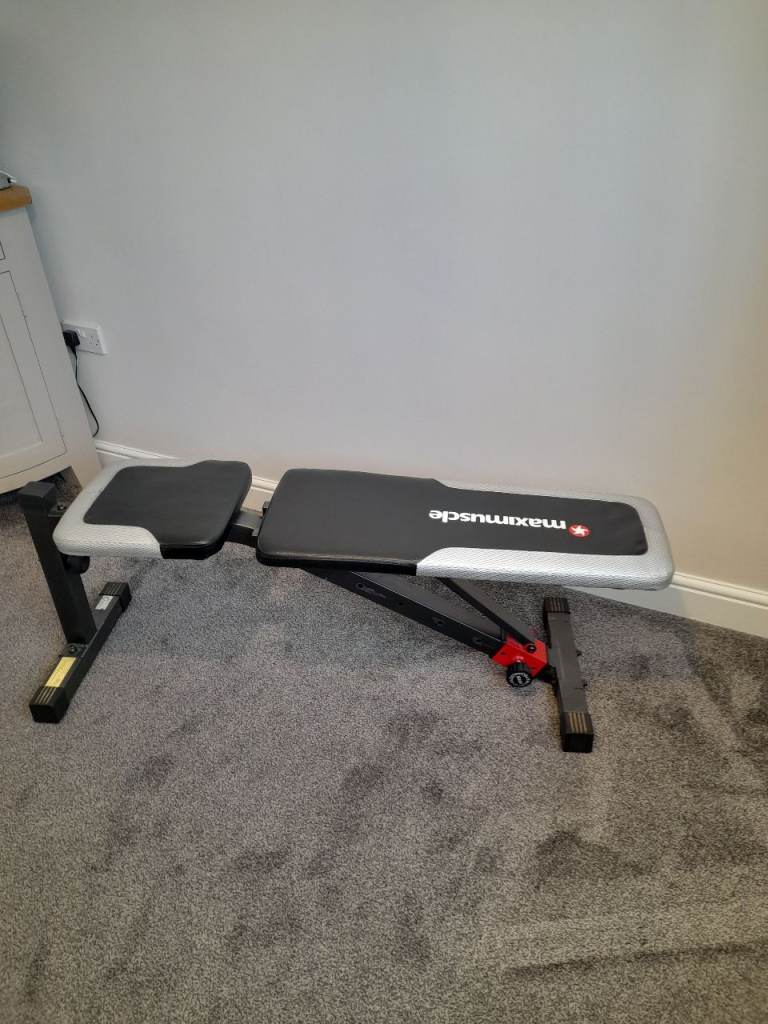 A 'Maximuscle' Training bench in very good condition. Allows changes for various positions £35