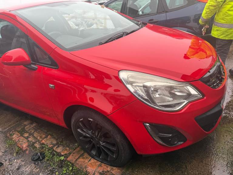 Breaking spare parts vauxhall corsa d facelift red 