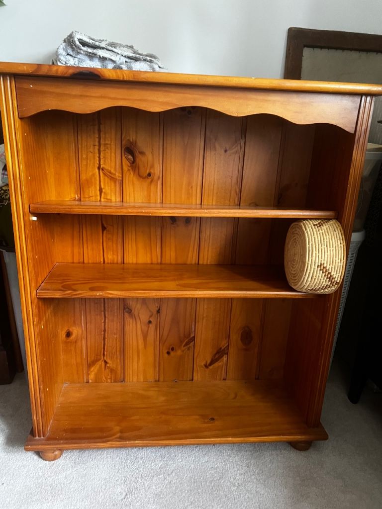 Pine Bookcase *FREE.*