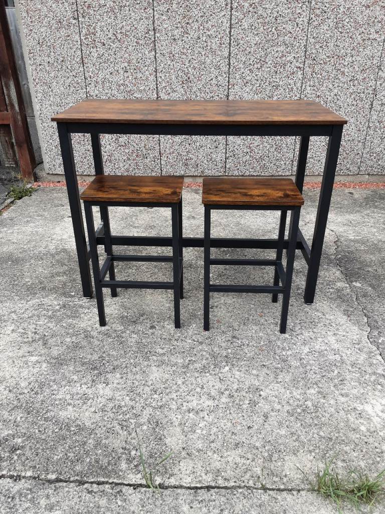 Table and chairs 