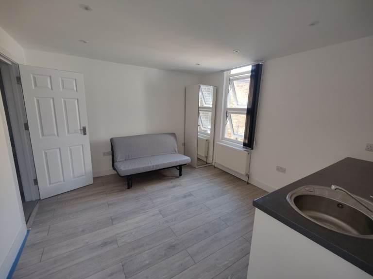 **Discover this bright and modern studio apartment on Gunnersbury Lane, ideally located in Acton**