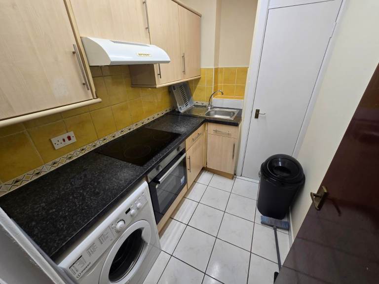 Two bedroom above shop flat with backyard area near all Ashely road 