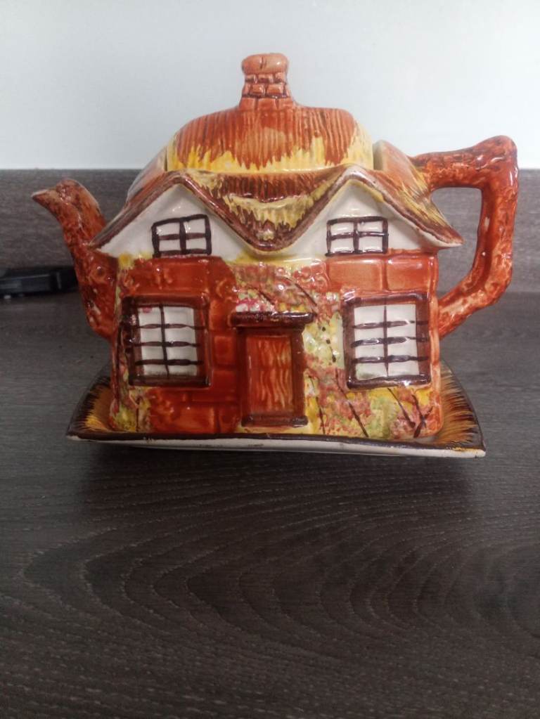 Ye olde cottage teapot £20
