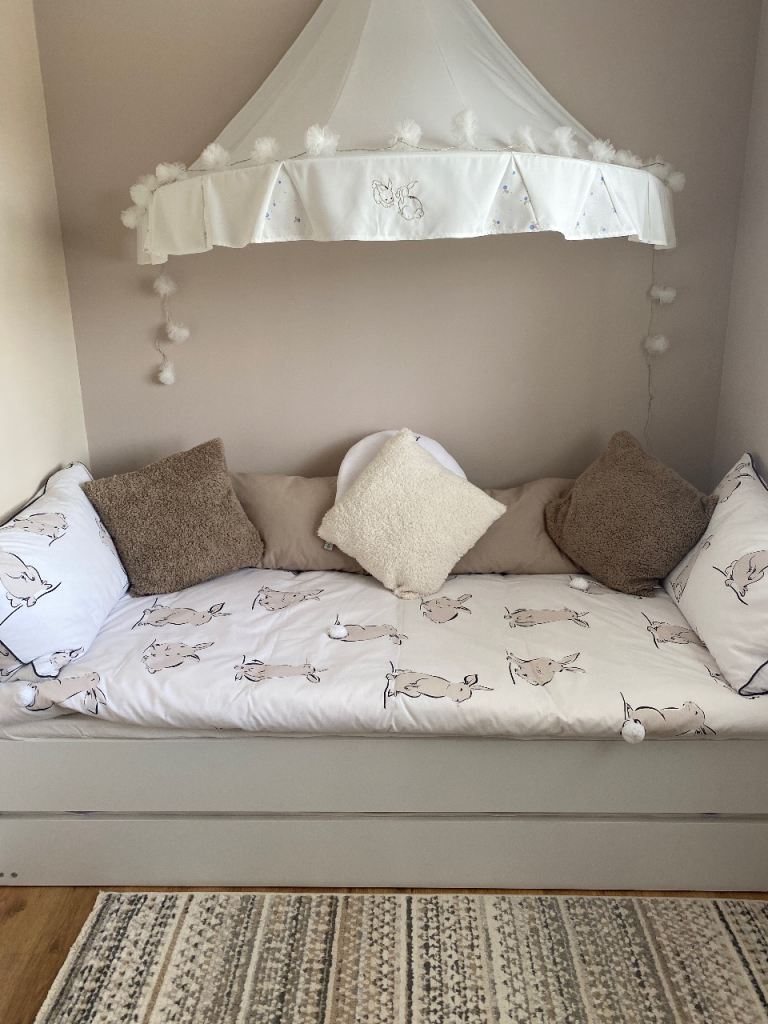 Single Sofa/ day bed with single pull out trundle 