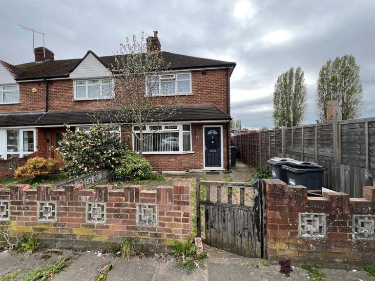 2 bedroom house in Hampton Road West, Feltham