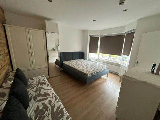 Studio Flat to Rent in Tanfield Avenue, Neasden, NW2 7RT - Some Bills Included