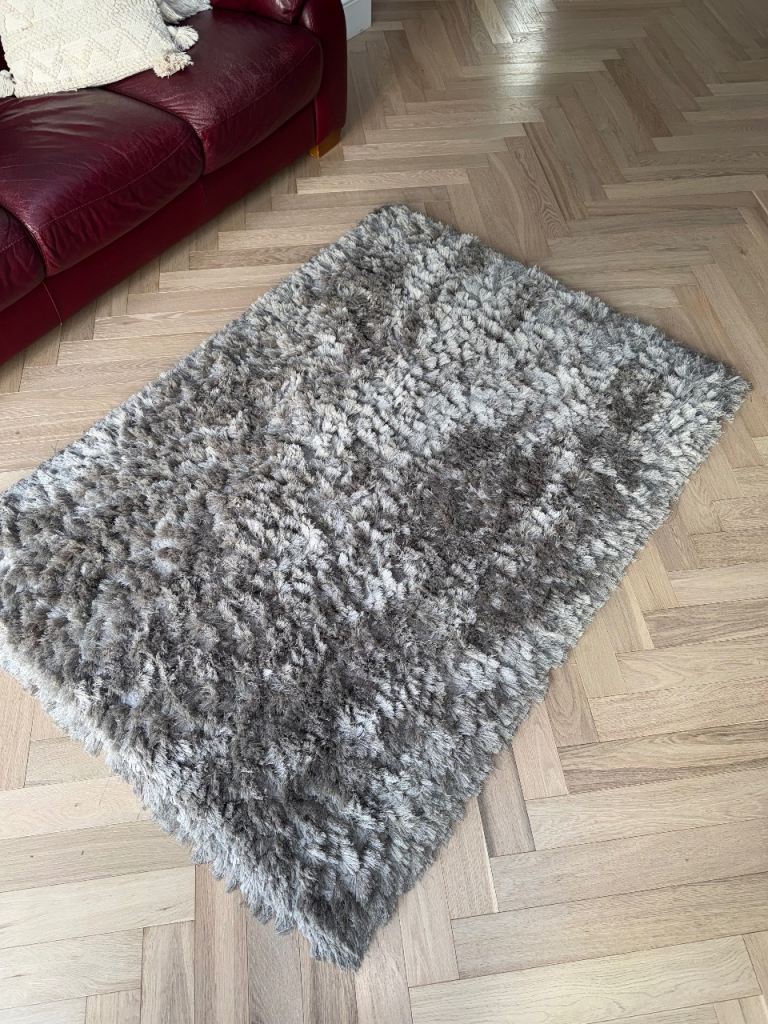 Grey shaggy rug 