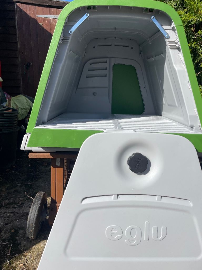 Omlet Eglu Go raised with ramp and wheels