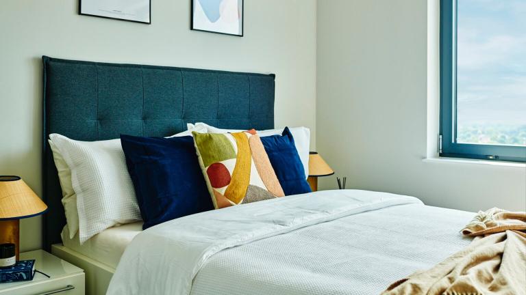 Modern Ensuite Room – 3 Min Walk to Southall Station – Bills Included