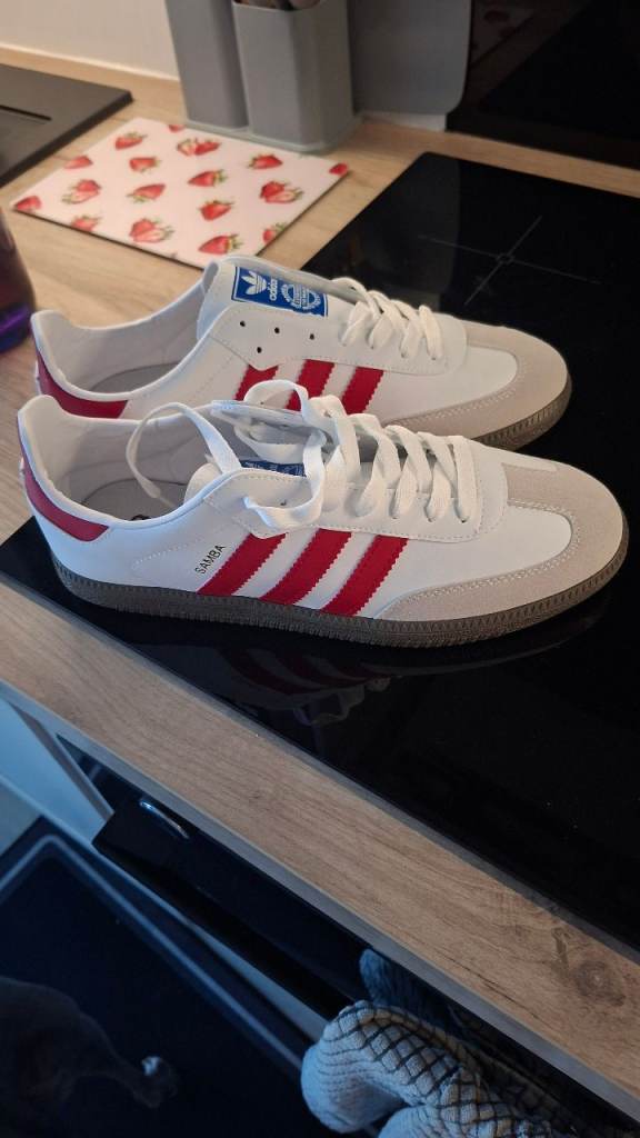 Mens trainers with Red Stripes, Excellent