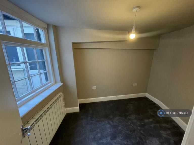 1 bedroom flat in Nelson Street, Buckingham, MK18 (1 bed) (#2716319)