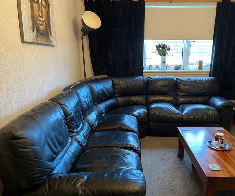 Black leather 6 seater corner sofa Free 