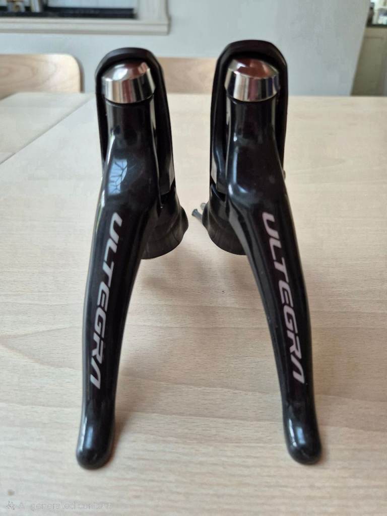Shimano Ultegra ST-R8000 Shifter Pair 11 speed, rim brake