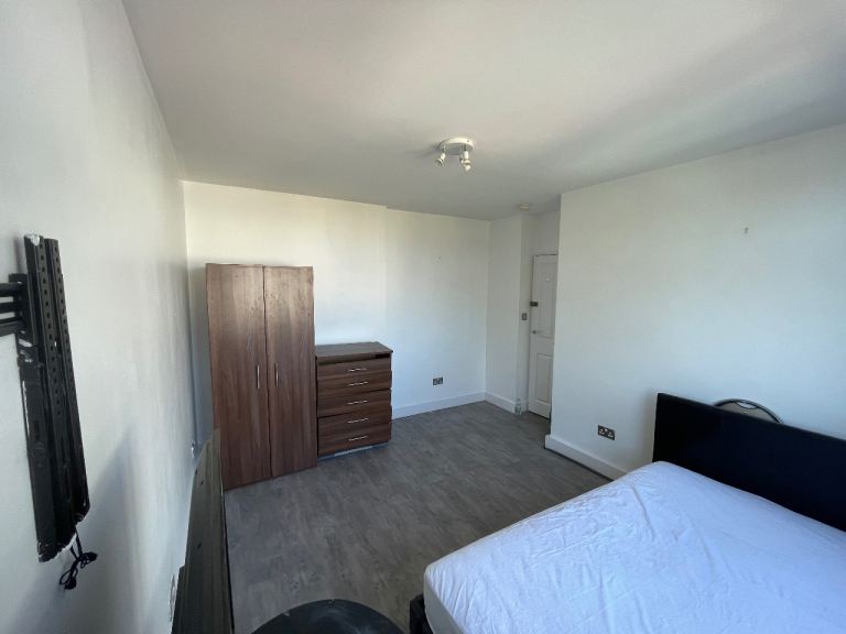 A Large Room in Putney central - DSS Welcome