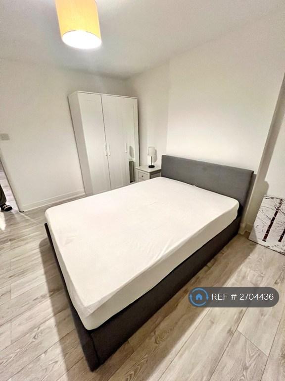 image for 2 bedroom flat in Elmsworth Avenue, Hounslow, TW3 (2 bed) (#2704436)