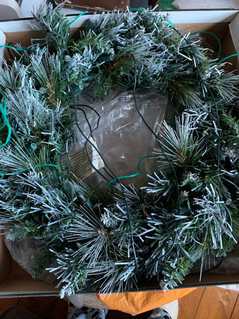 BRAND NEW LARGE BOX OF ELECTRIC PRE-LIT FROSTED TIP WREATH- 43 cm x 43 cm-REDUCED £40 UNTIL 12 MARCH