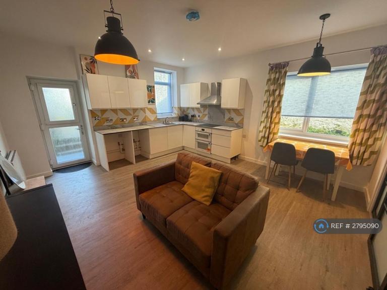 1 bedroom flat in Dimond St, Pembroke Dock, SA72 (1 bed) (#2795090)