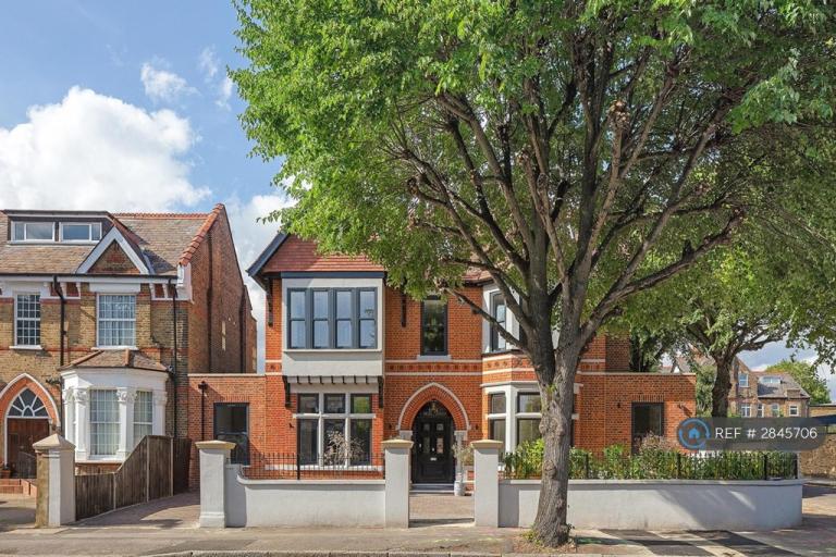 3 bedroom flat in Gordon Road, London, W13 (3 bed) (#2845706)