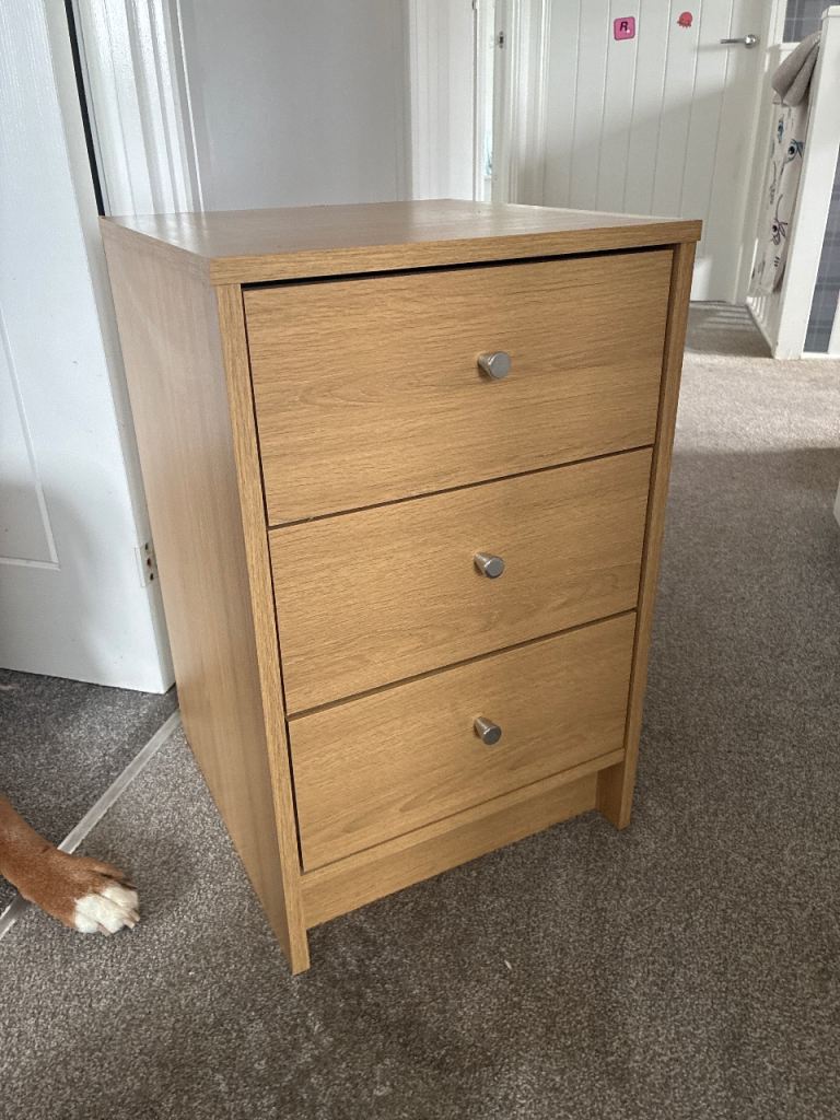 Oak Effect Chest of 3 Drawers – Good Condition